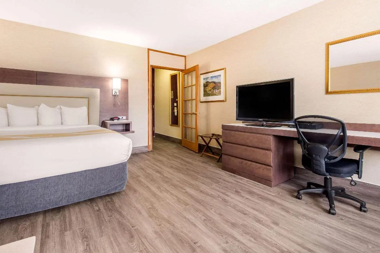 Quality Inn & Suites & Conference Centre - Gatineau ROOM_EXAMPLE
