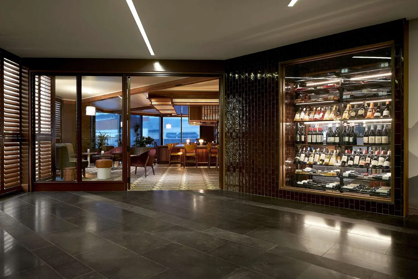 DoubleTree by Hilton Montreal Bar