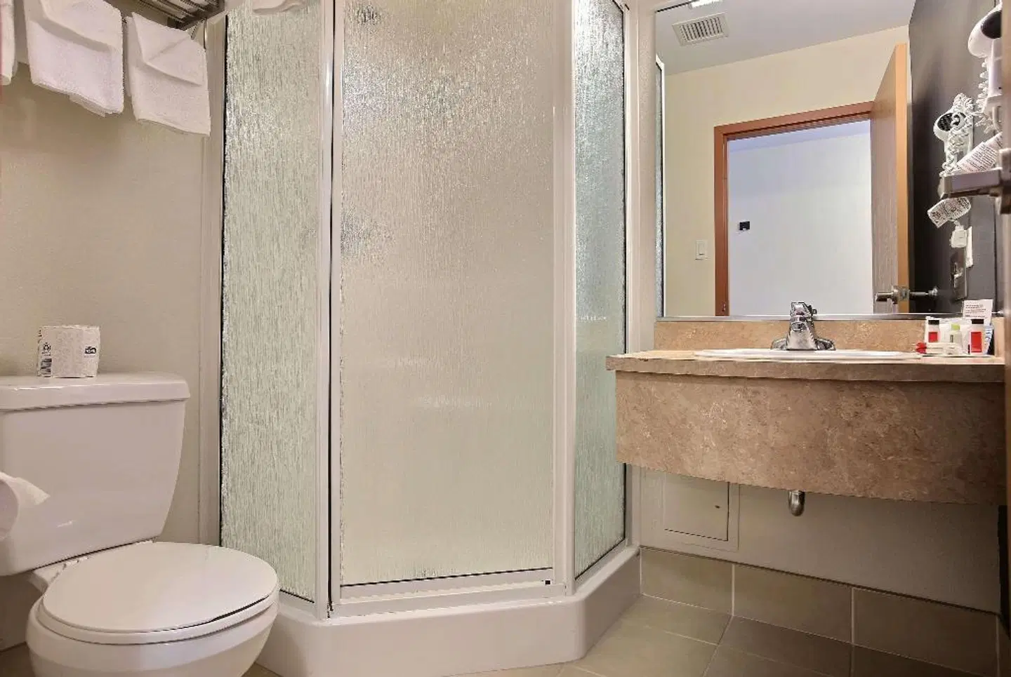 Super 8 by Wyndham Trois-Rivieres Badezimmer