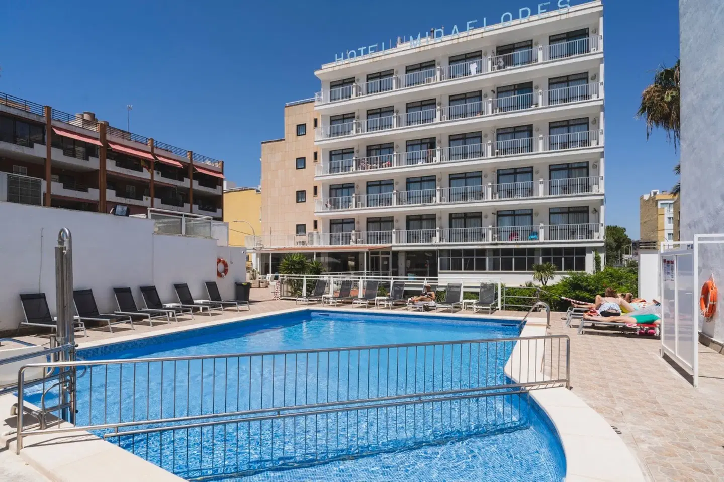 Amic Miraflores OUTDOOR_POOL