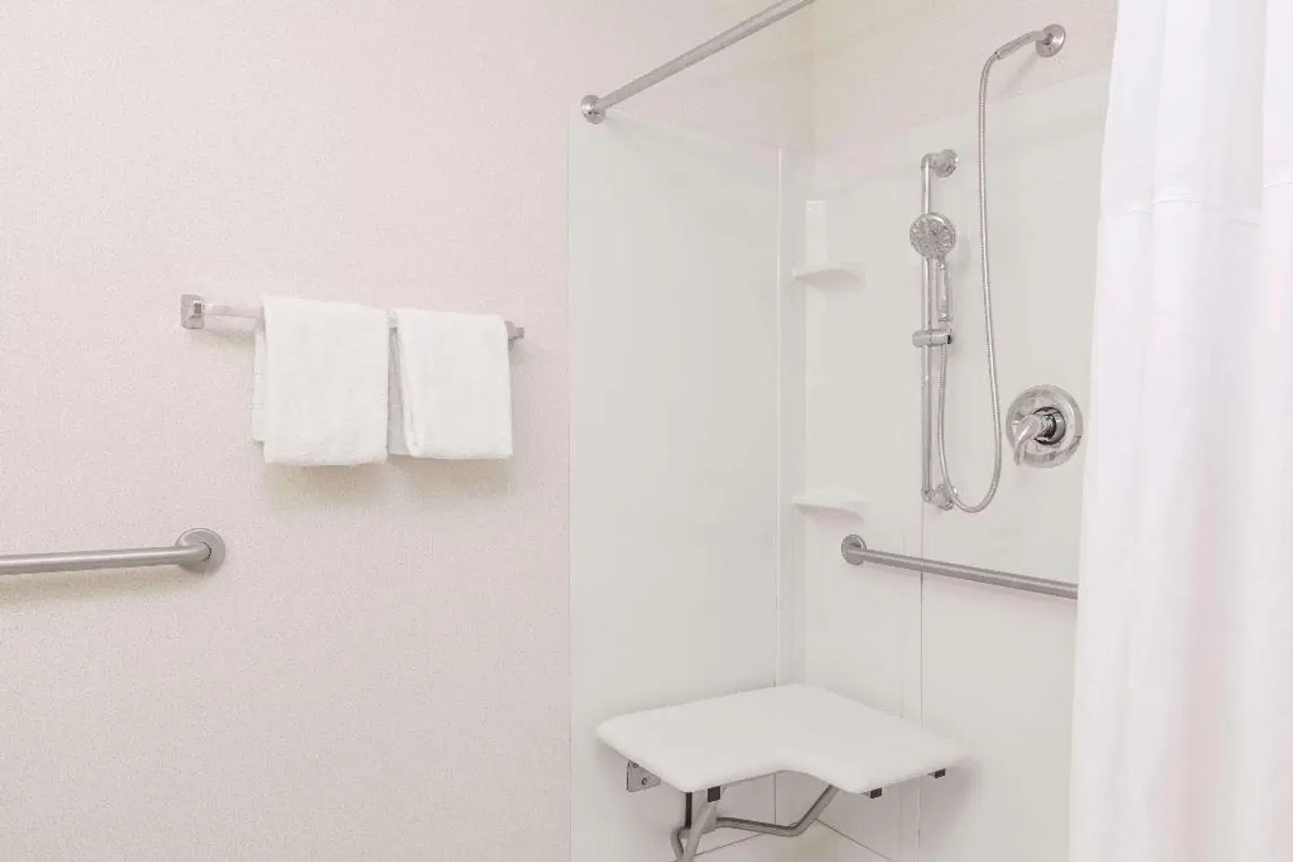 Days Inn by Wyndham Albany SUNY Badezimmer