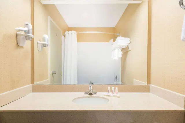 Ramada by Wyndham St. John's Badezimmer