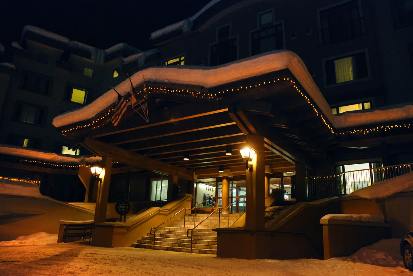 Sun Peaks Resort - Nancy Greene's Cahilty Hotel & Suites EXTERIOR