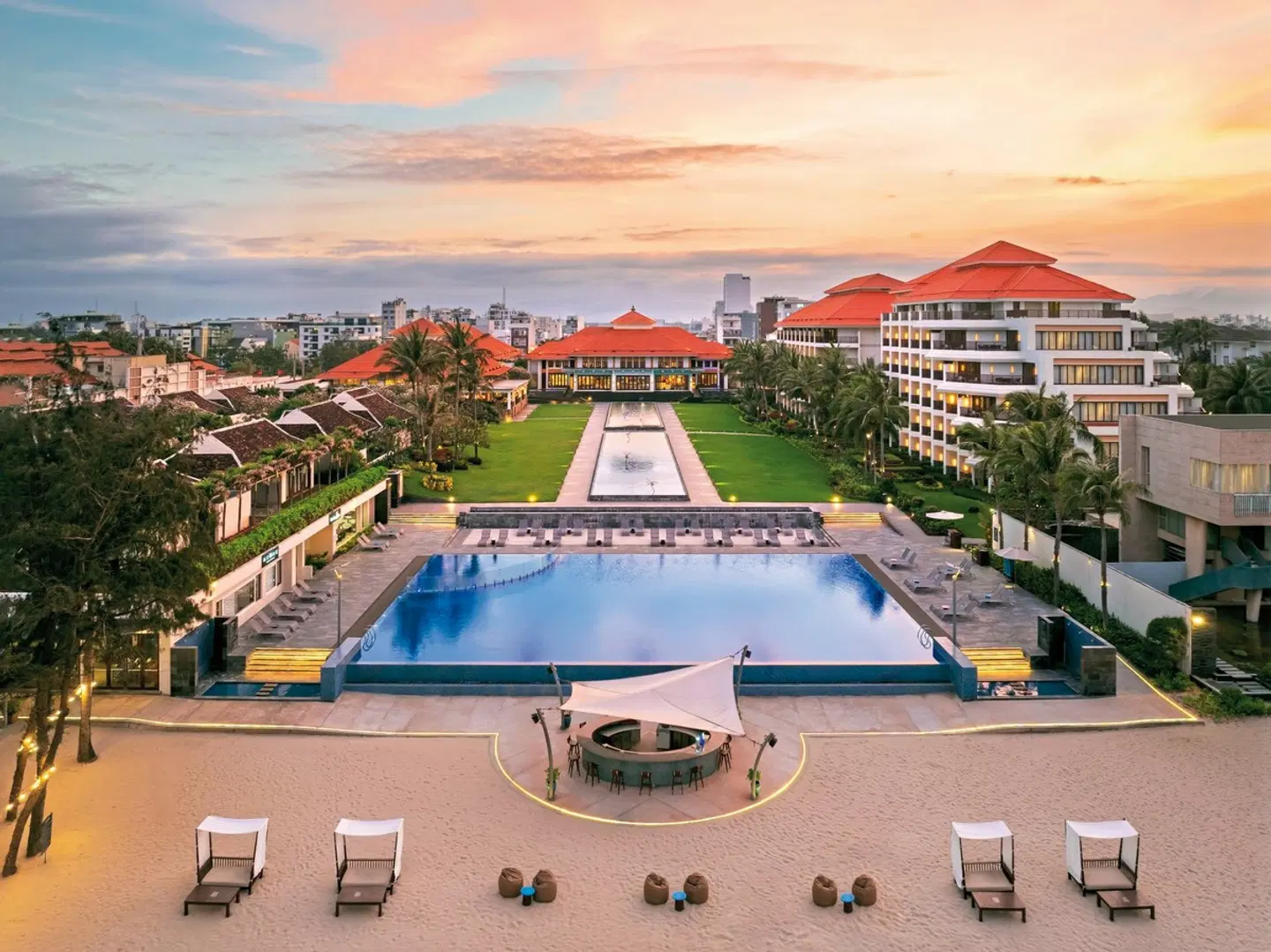 Pullman Danang Beach Resort OUTDOOR_POOL