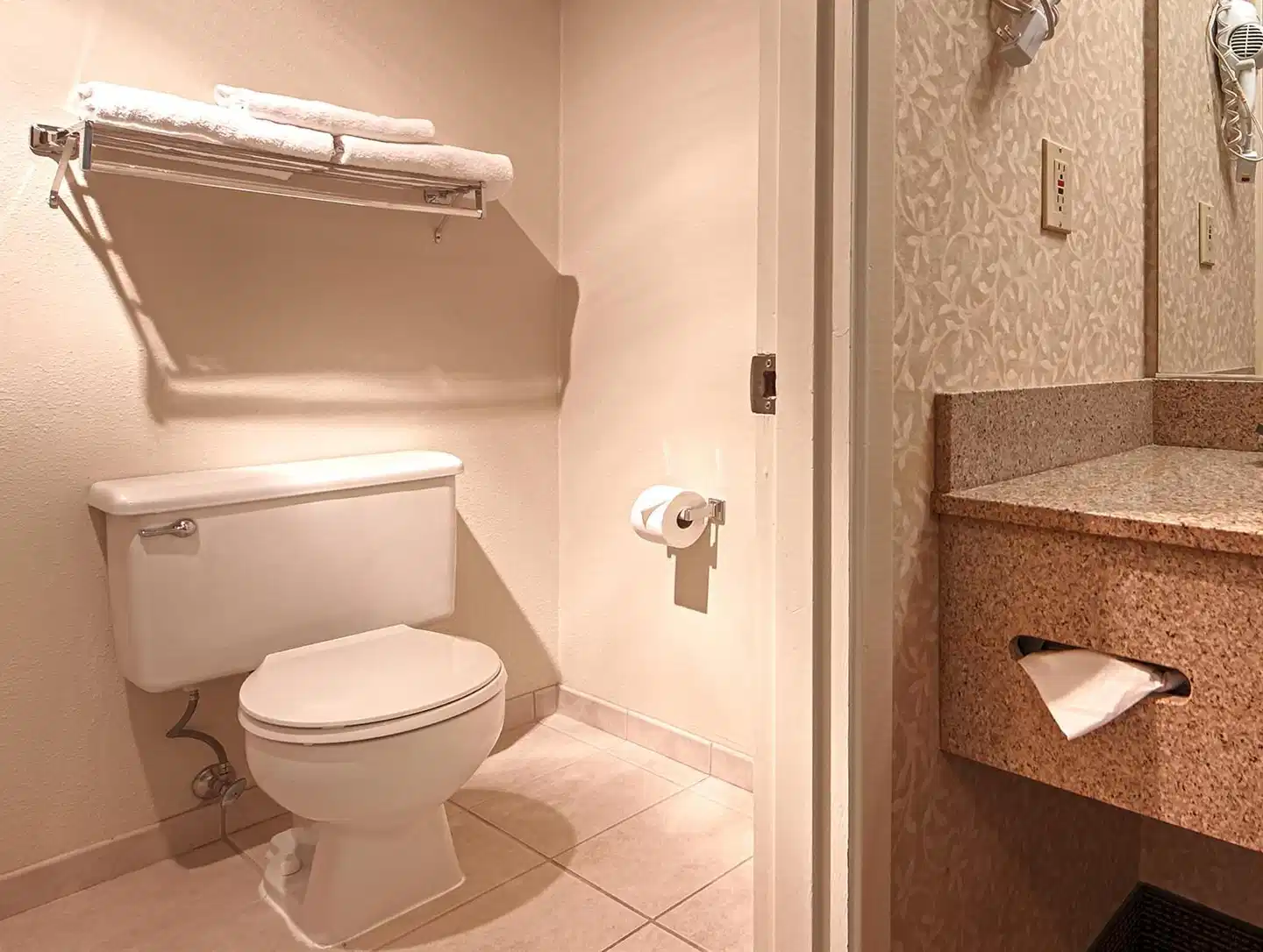 Best Western Plus Rivershore Hotel Badezimmer