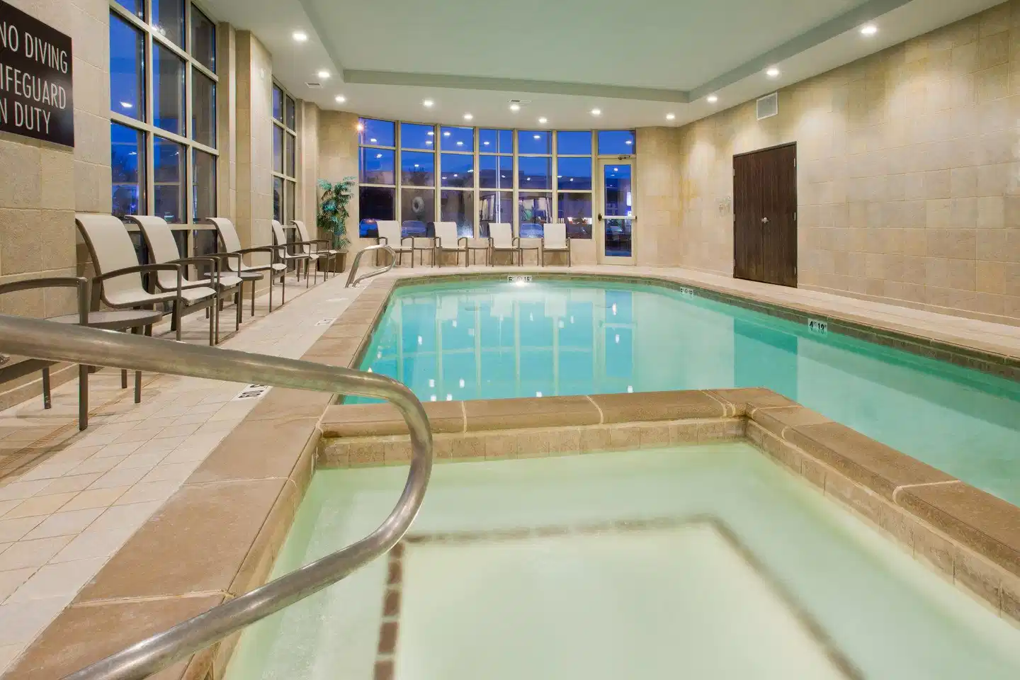 Crowne Plaza Anchorage-Midtown Hallenbad