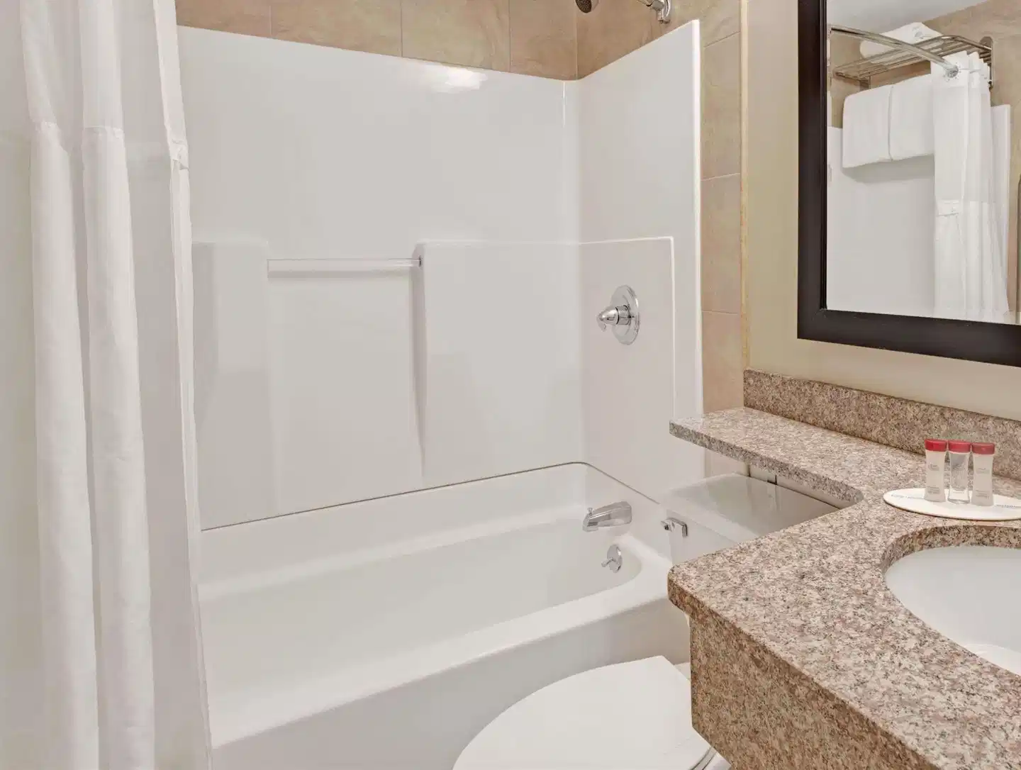 Ramada by Wyndham Staten Island Badezimmer