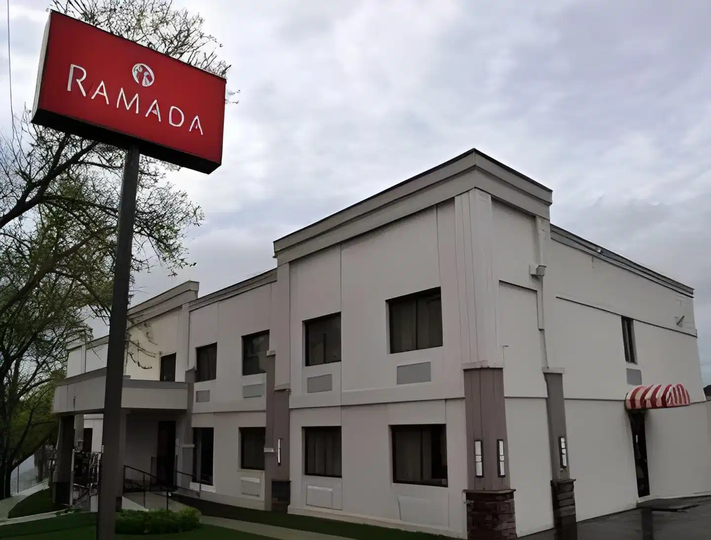 Ramada by Wyndham Staten Island Aussenansicht