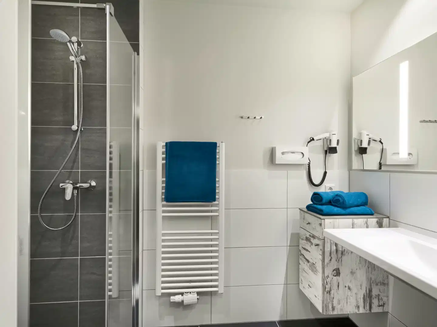 MAGIC MOUNTAINS Hotel Sportwelt Badezimmer