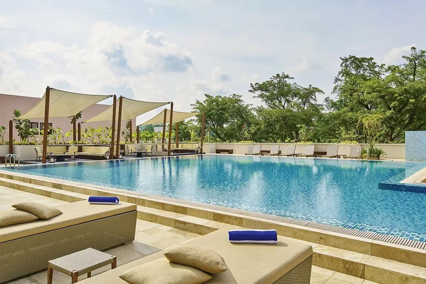 Orchard Rendezvous Hotel Singapore Pool