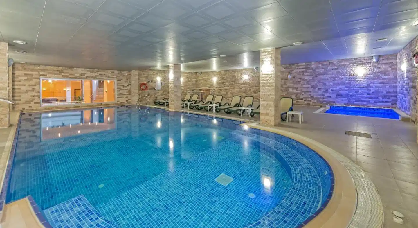 Adonis Hotel Hallenbad