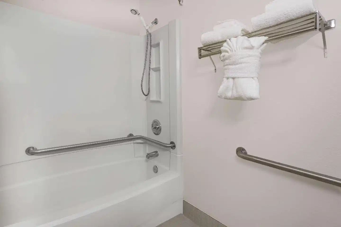 Ramada by Wyndham Asheville Southeast Badezimmer