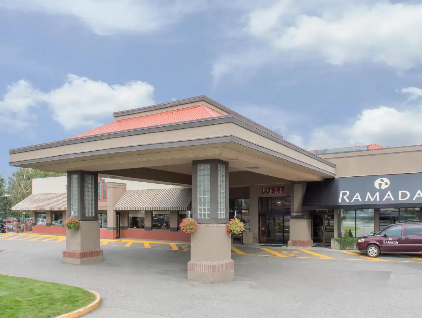 Ramada by Wyndham Kelowna Hotel & Conference Center Aussenansicht