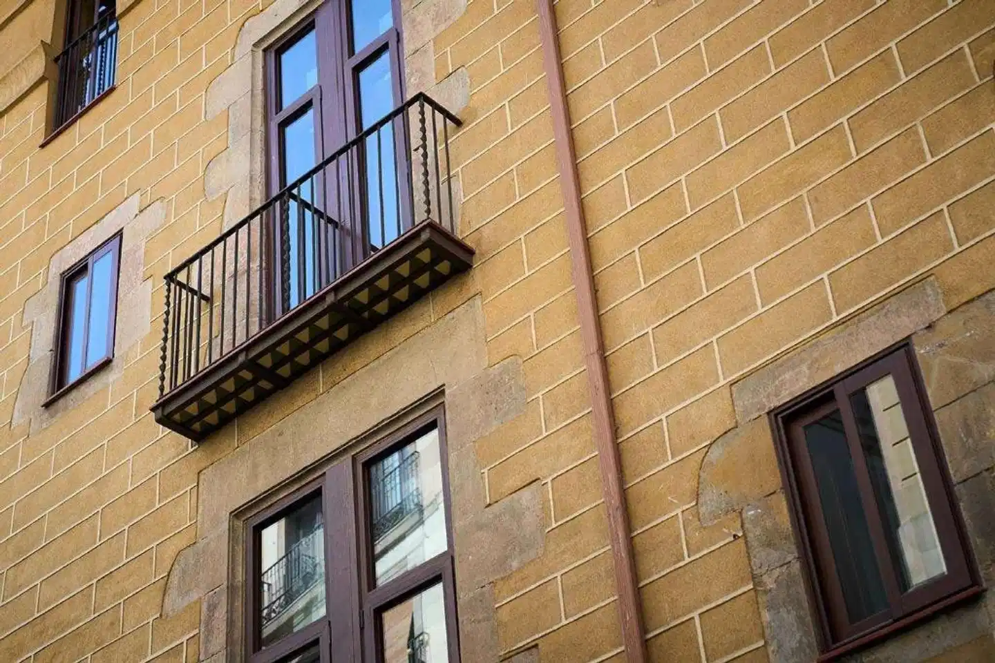 Catalonia Born Aussenansicht