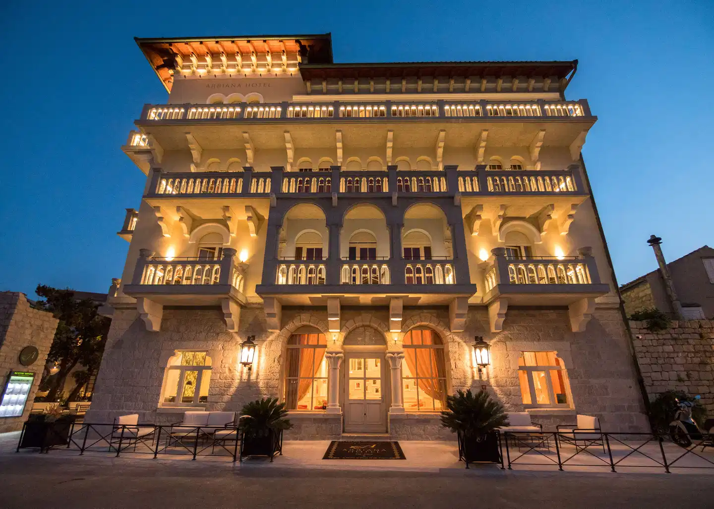Arbiana Hotel Aussenansicht
