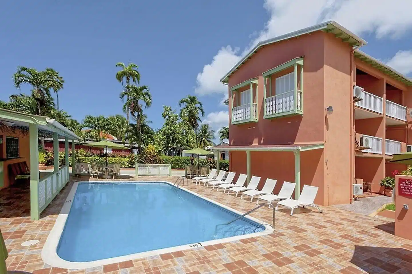 Worthing Court Apartment Hotel Pool