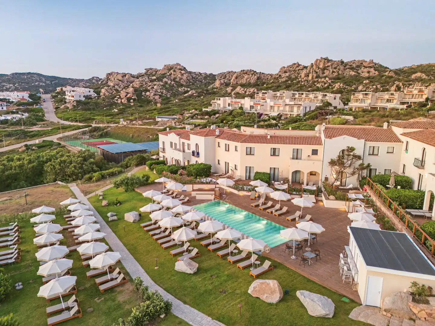 Mangia's Santa Teresa Sardinia, Curio Collection by Hilton Aussenansicht