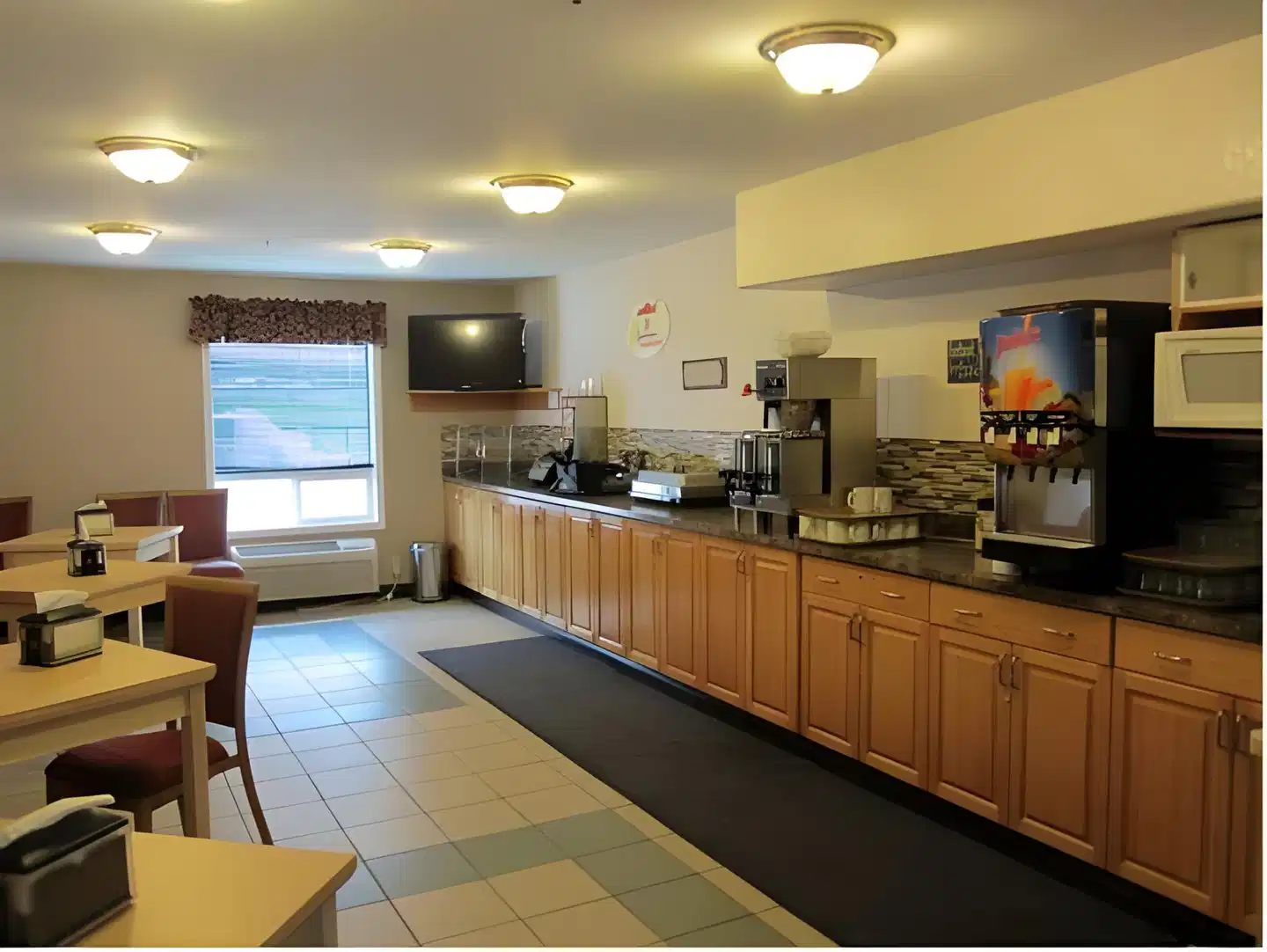 Super 8 by Wyndham Dawson Creek Bar