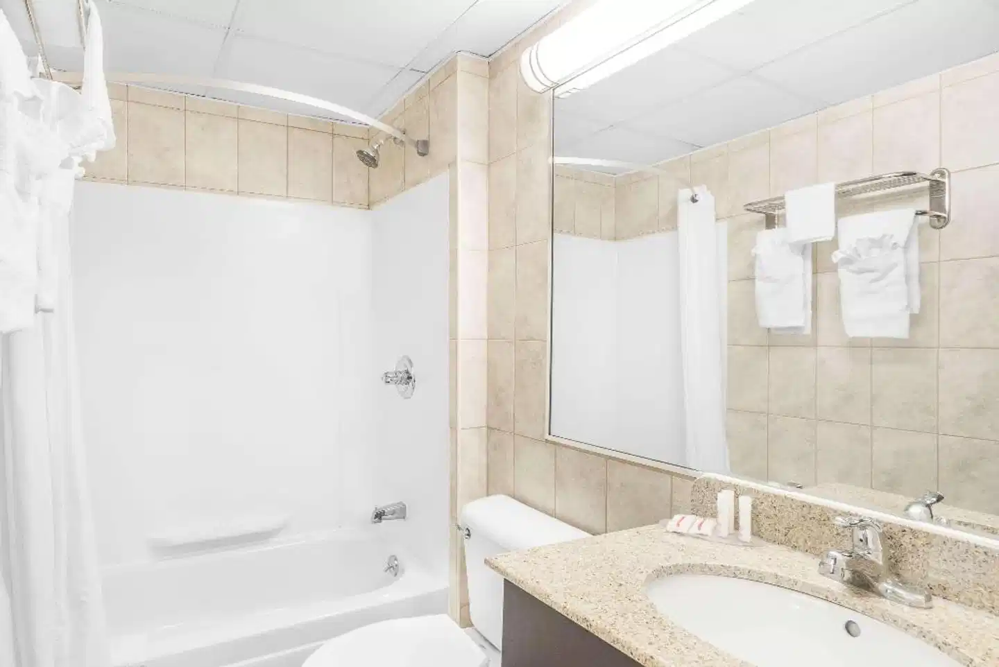 Howard Johnson by Wyndham North Bergen Badezimmer