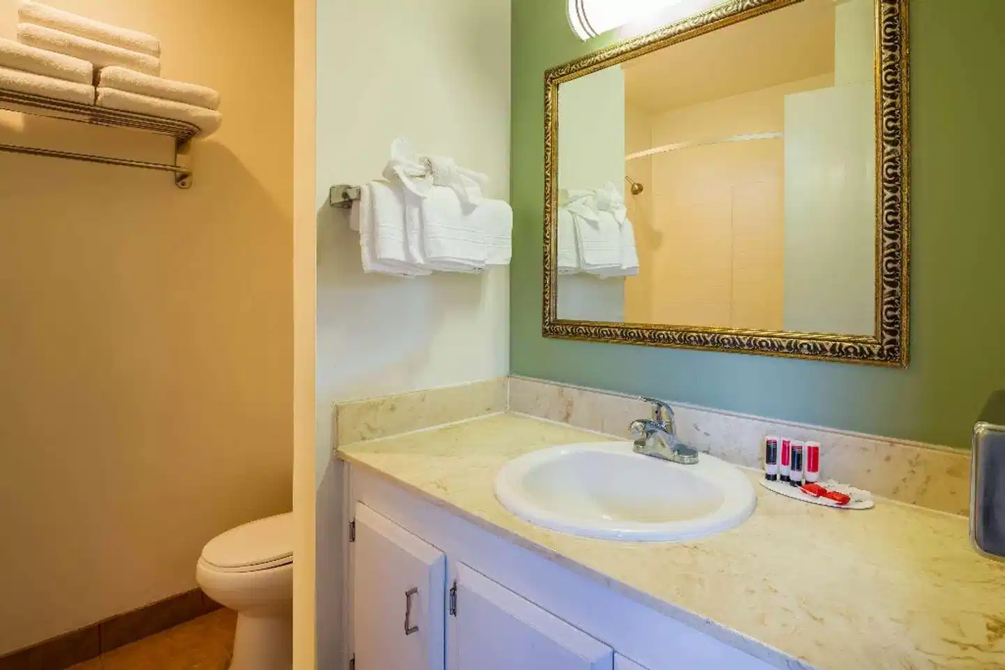 Travelodge by Wyndham Red Bluff Badezimmer