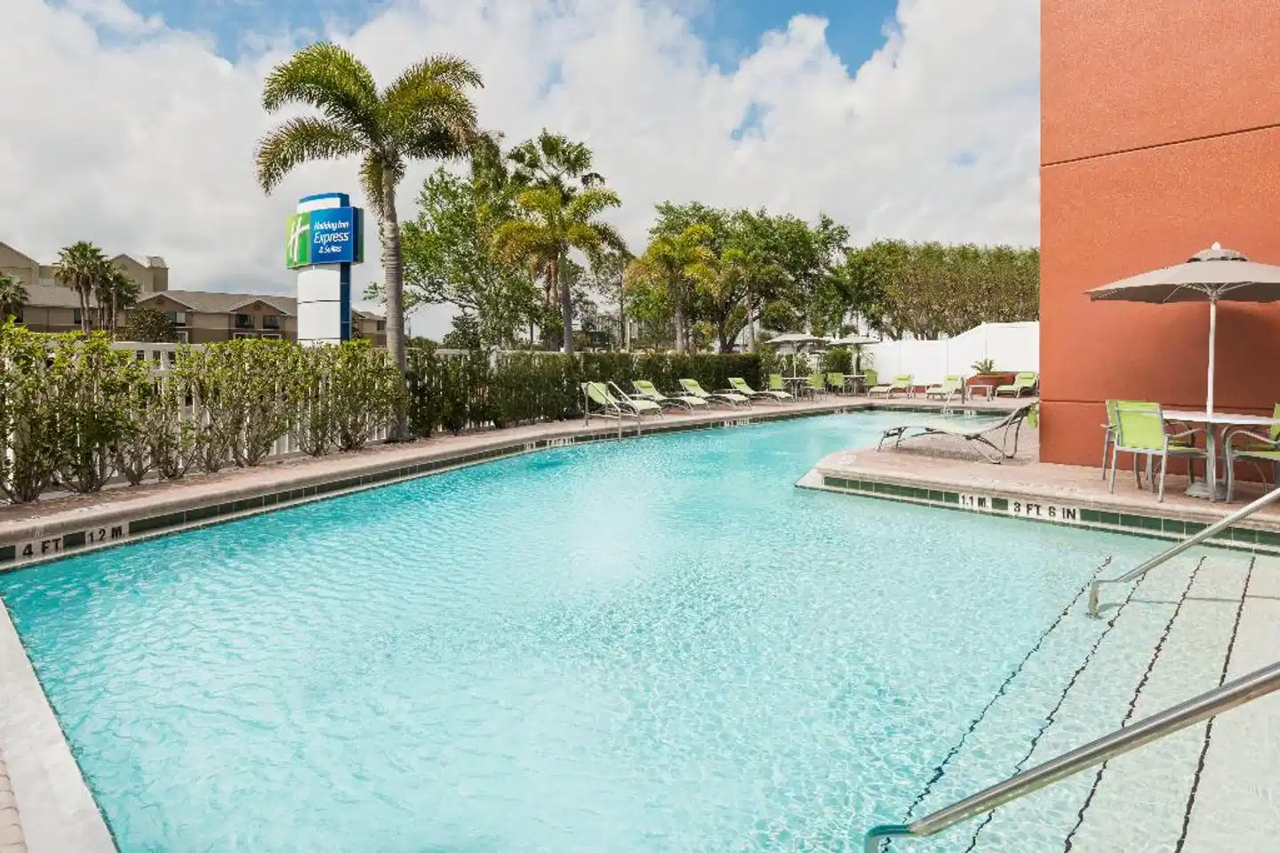 Holiday Inn Express-Nearest Universal Orlando Pool
