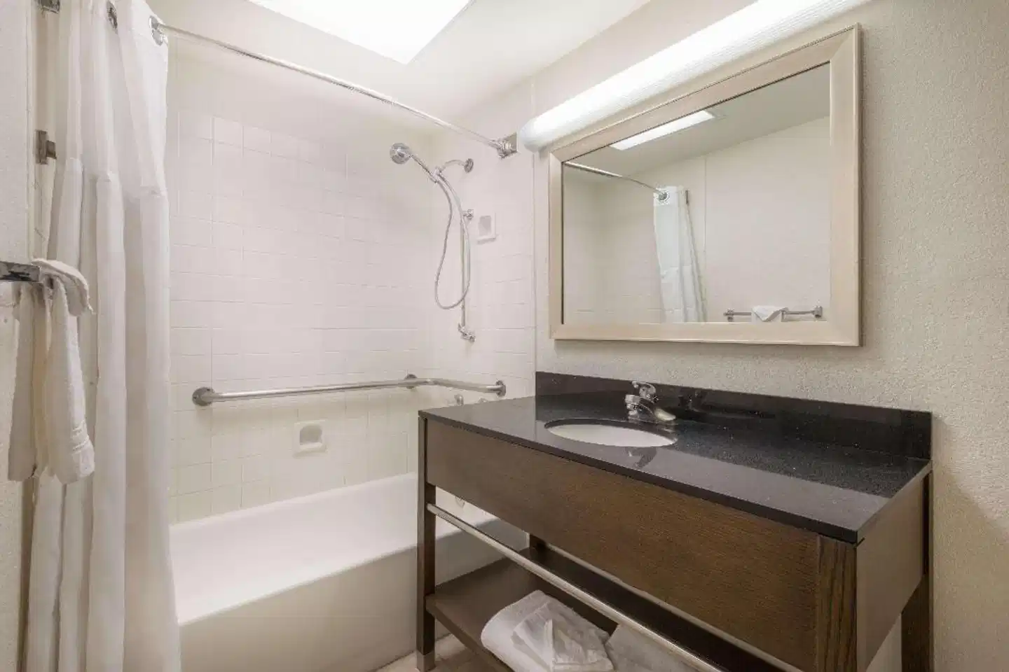 Ramada by Wyndham Albuquerque Airport Badezimmer