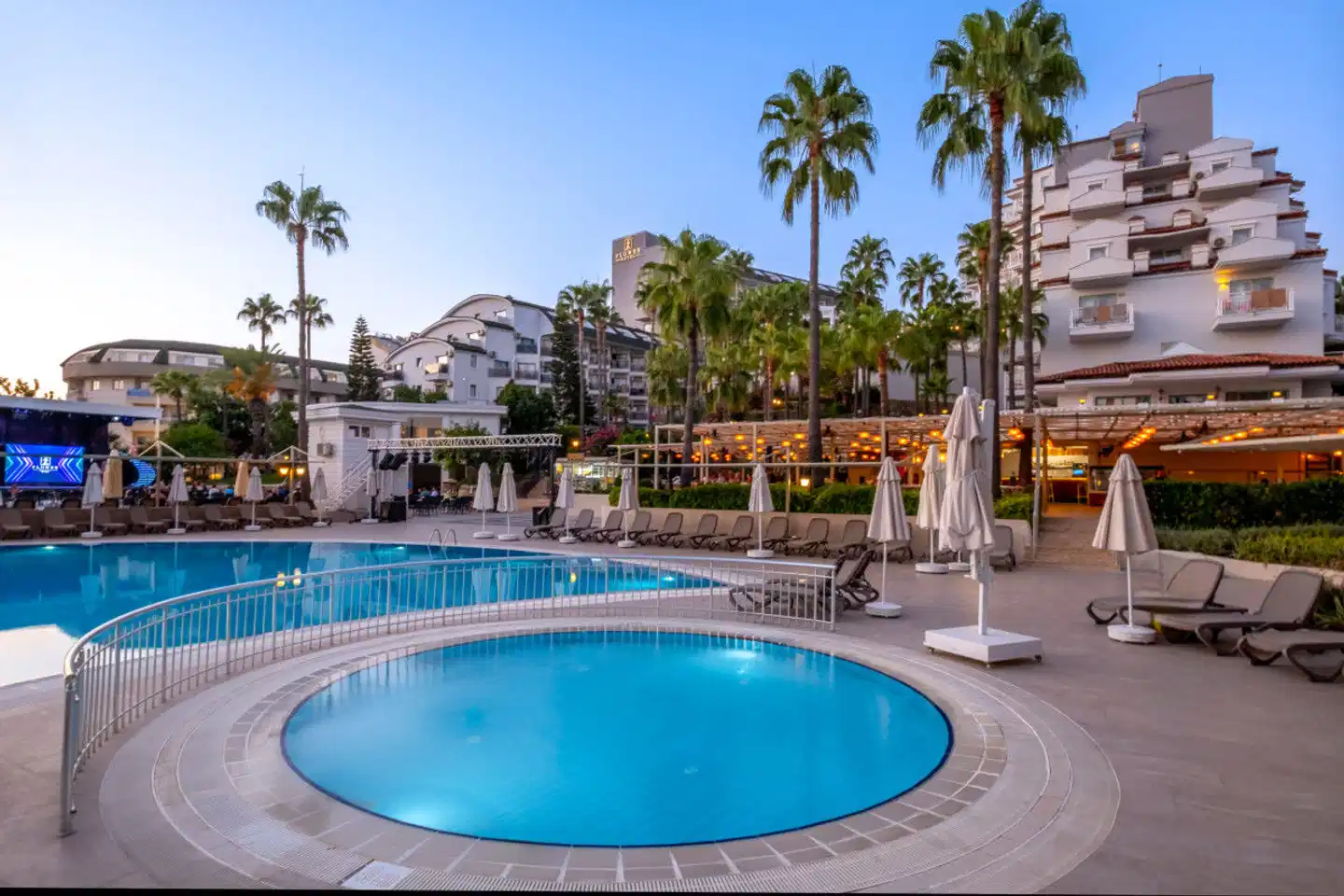 Iz Flower Side Beach Pool