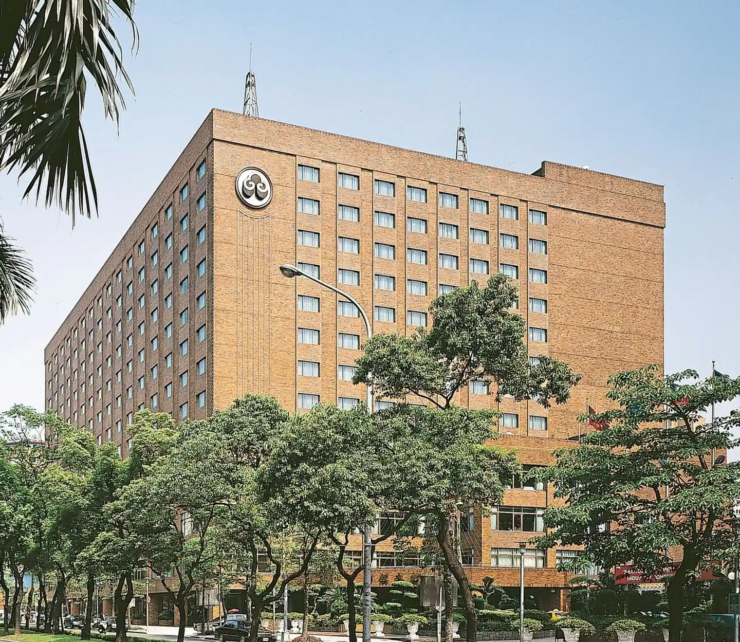 The Howard Plaza Hotel Aussenansicht