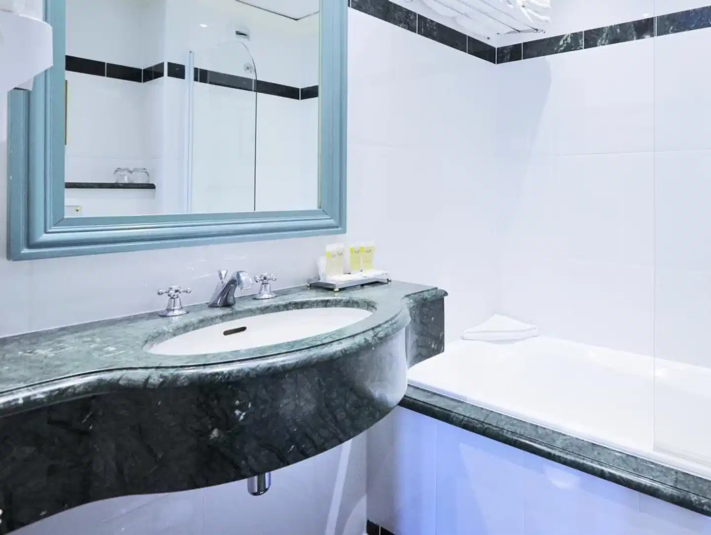 Golden Tulip Washington Opera Badezimmer