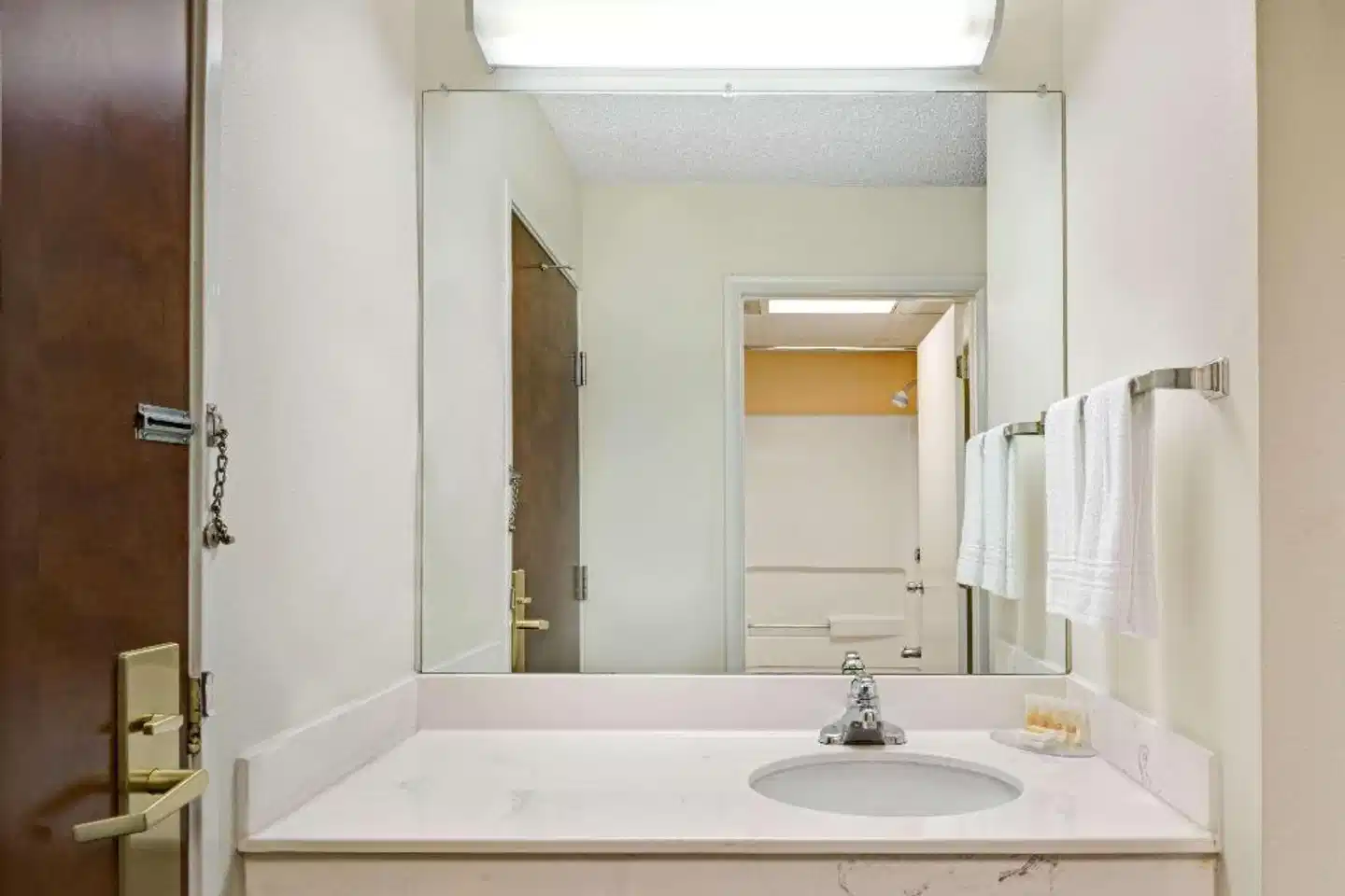 Days Inn by Wyndham Burlington East Badezimmer