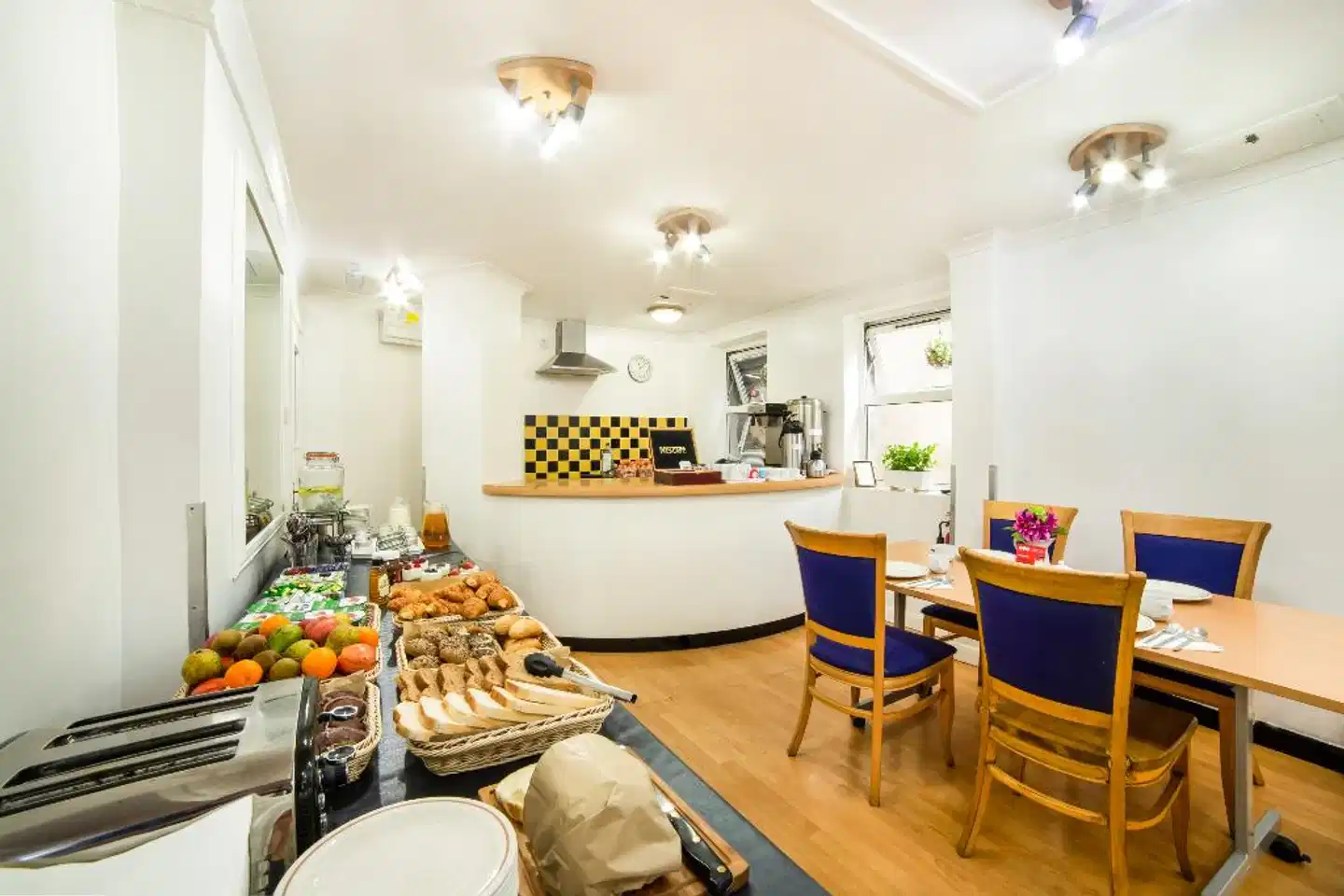 OYO Townhouse New England Victoria Bar