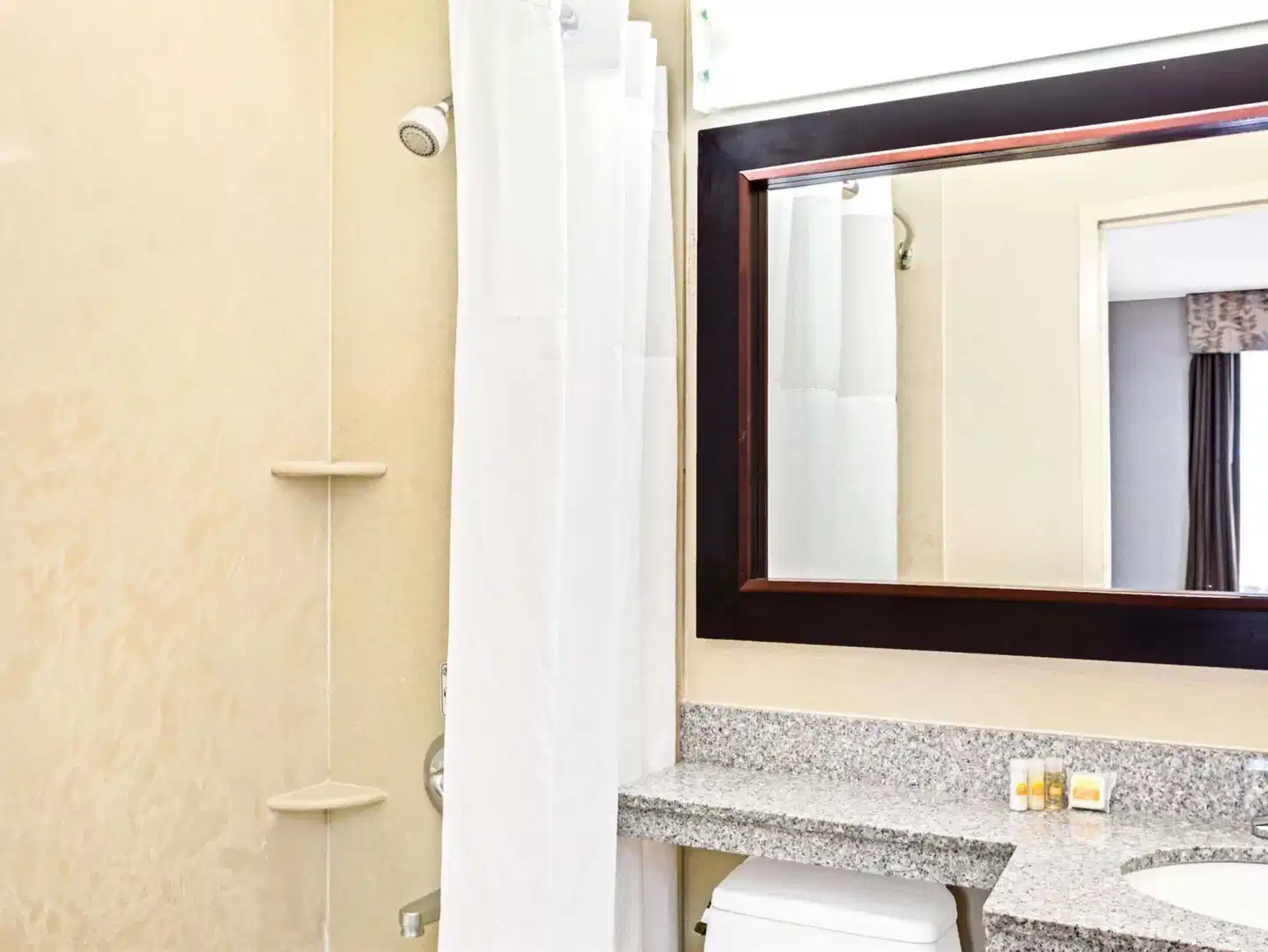 Days Inn by Wyndham Long Island City Badezimmer