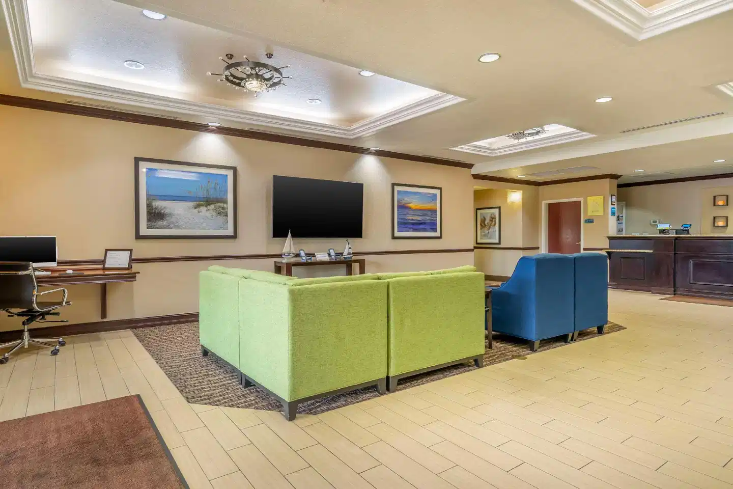 Comfort Inn & Suites Northeast - Gateway Lobby