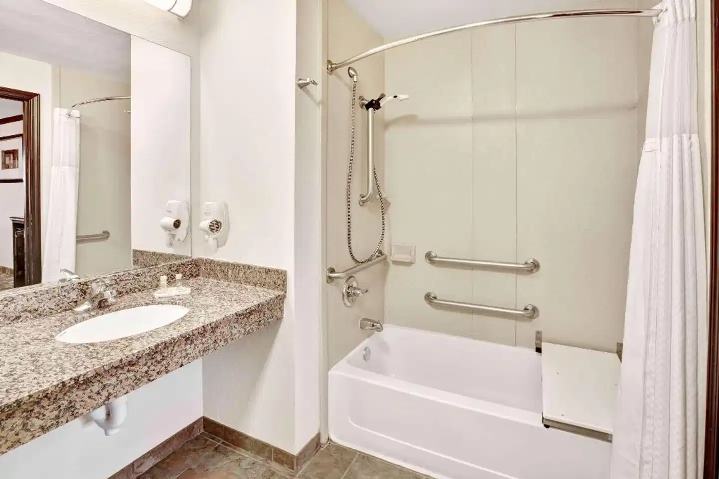 Days Inn by Wyndham Oklahoma City/Moore Badezimmer
