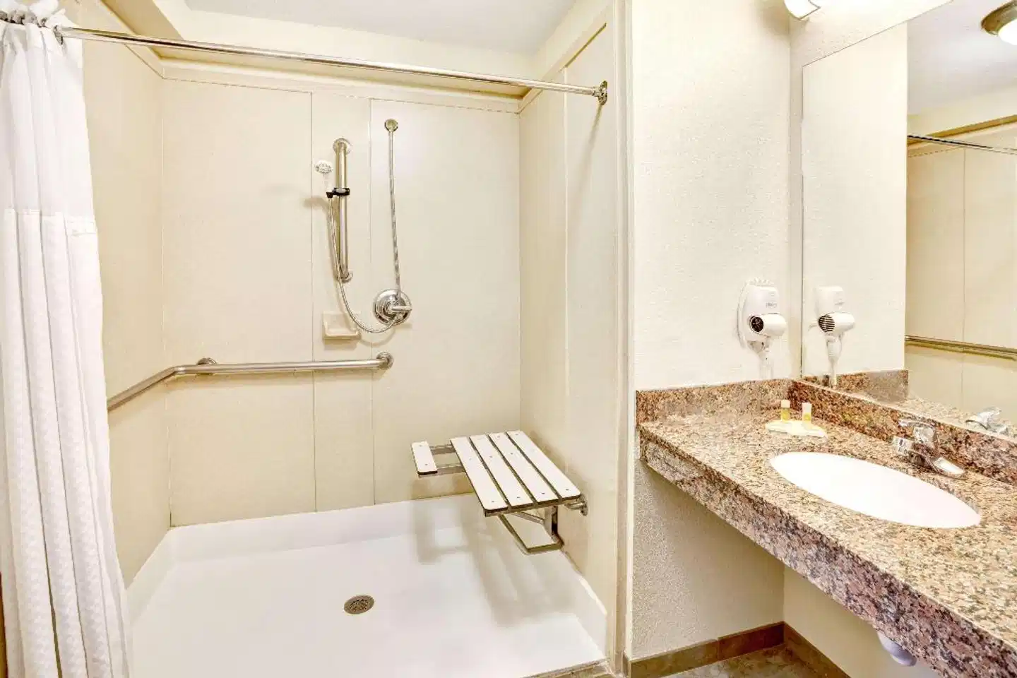 Days Inn by Wyndham Oklahoma City/Moore Badezimmer