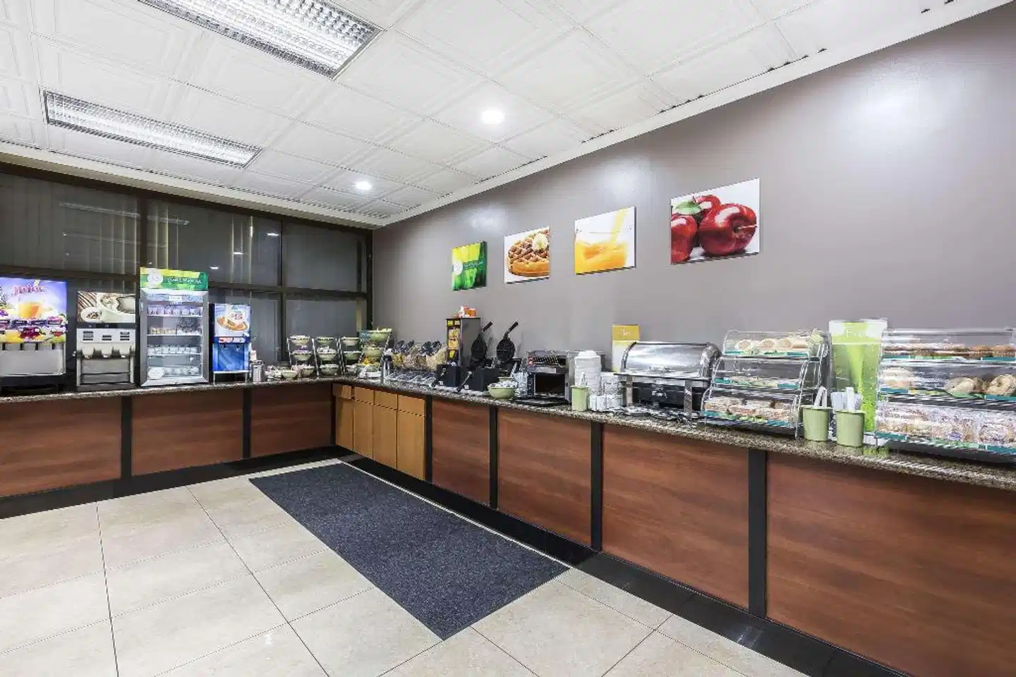 Quality Inn & Suites Los Angeles Airport - LAX Bar