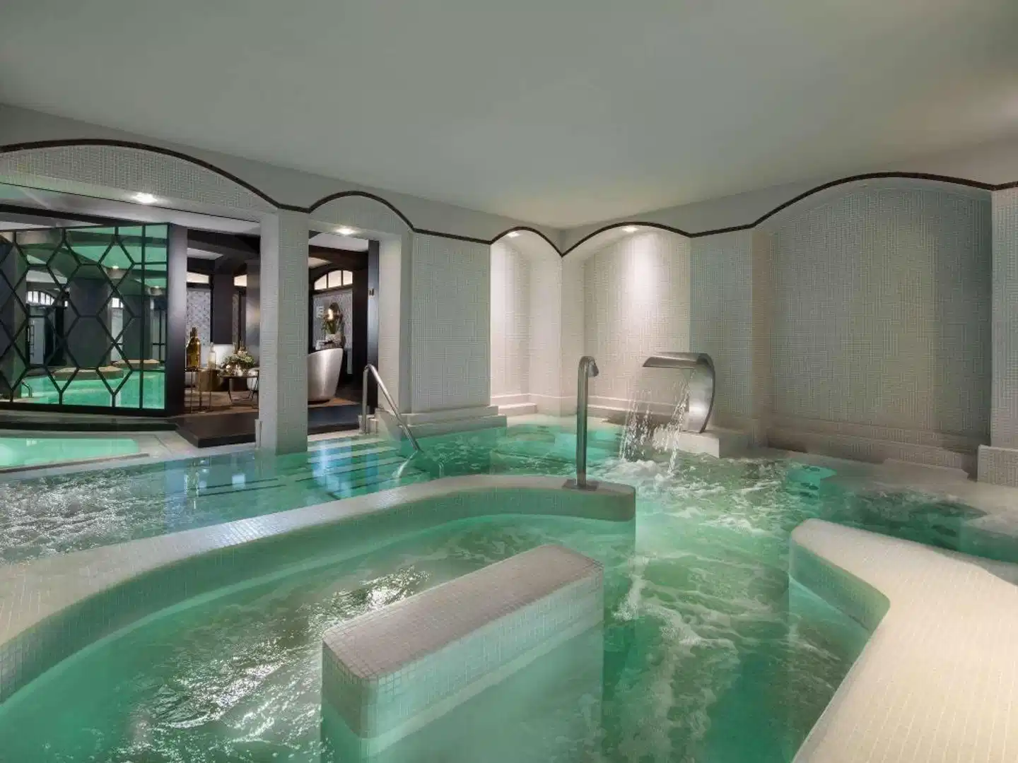 Fouquet's Barrière Hallenbad