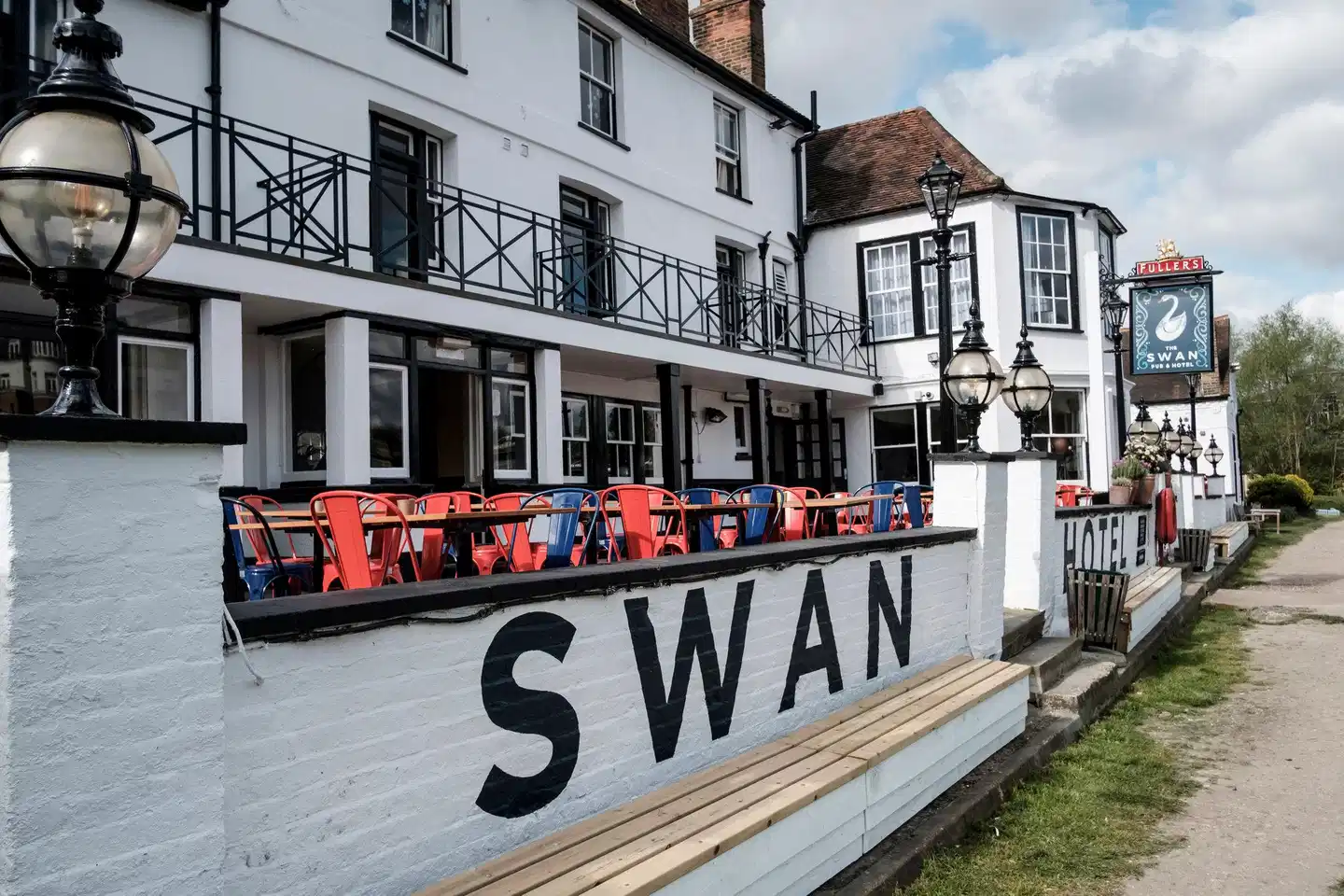 The Swan Hotel Staines Aussenansicht