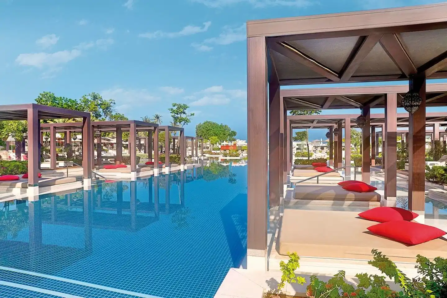 W Muscat Pool