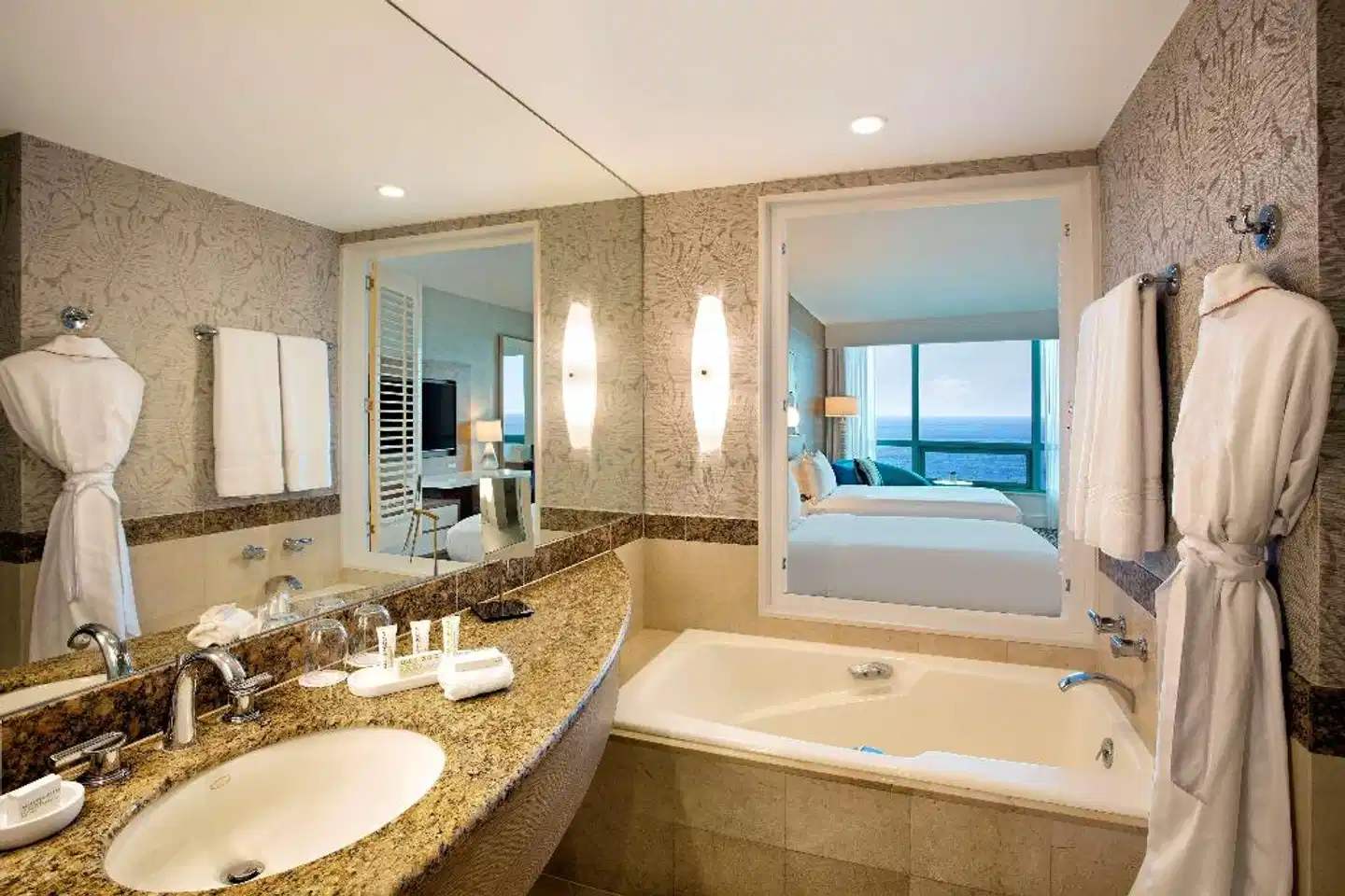 The Diplomat Beach Resort Hollywood, Curio Collection by Hilton Badezimmer