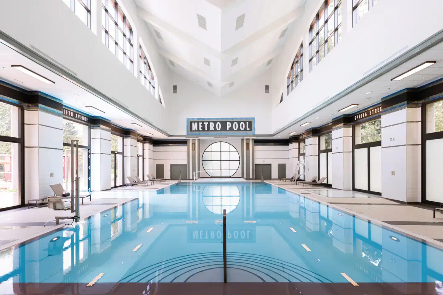 Disney Hotel New York - The Art of Marvel Hallenbad