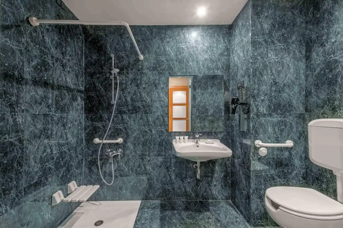 AC Hotel by Marriott Genova Badezimmer