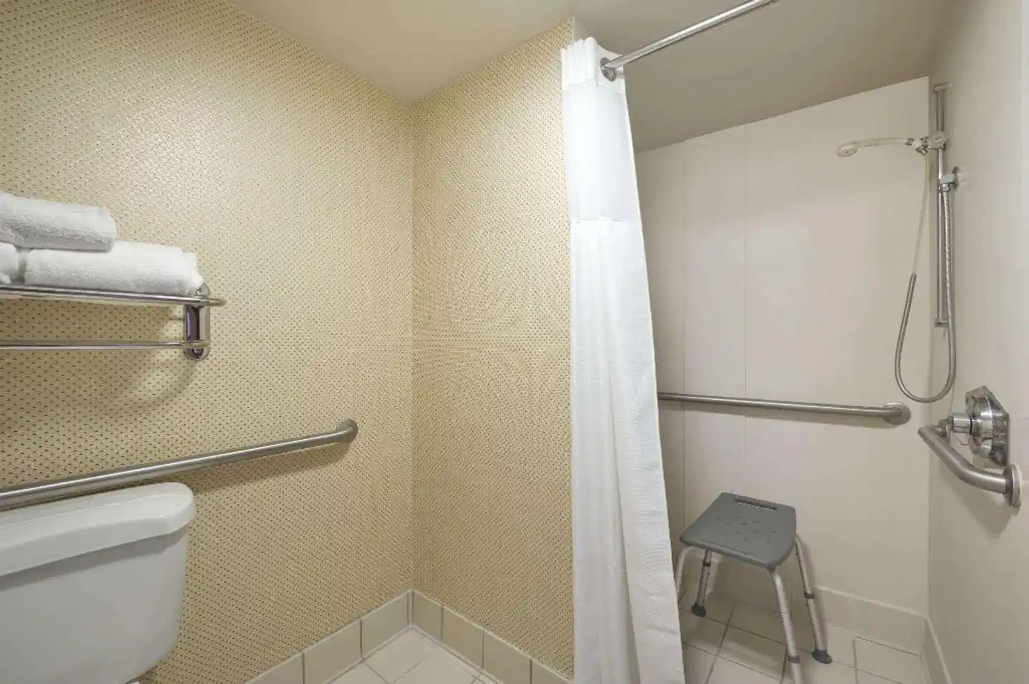 Ramada by Wyndham Suites Orlando Airport Badezimmer