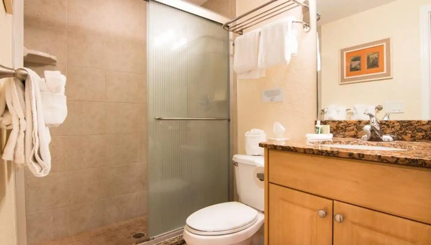 Sunset Vistas Beachfront Suites Badezimmer