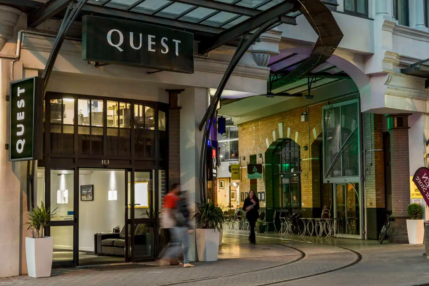 Quest Cathedral Junction Aussenansicht
