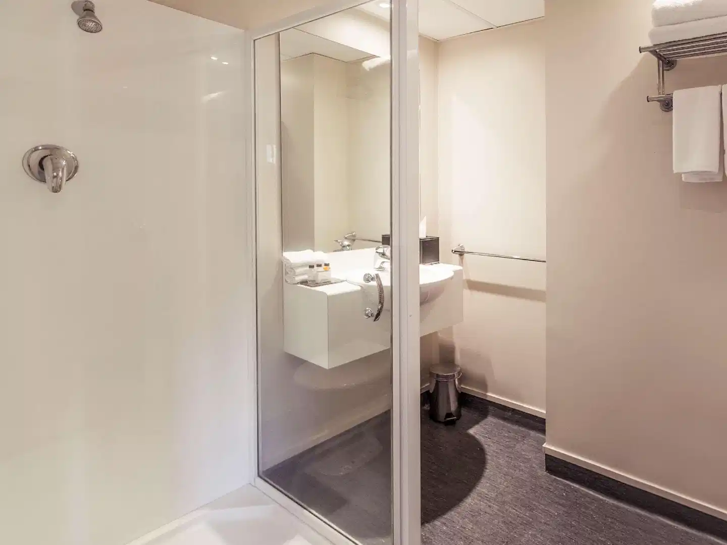 Mercure Wellington Abel Tasman Badezimmer