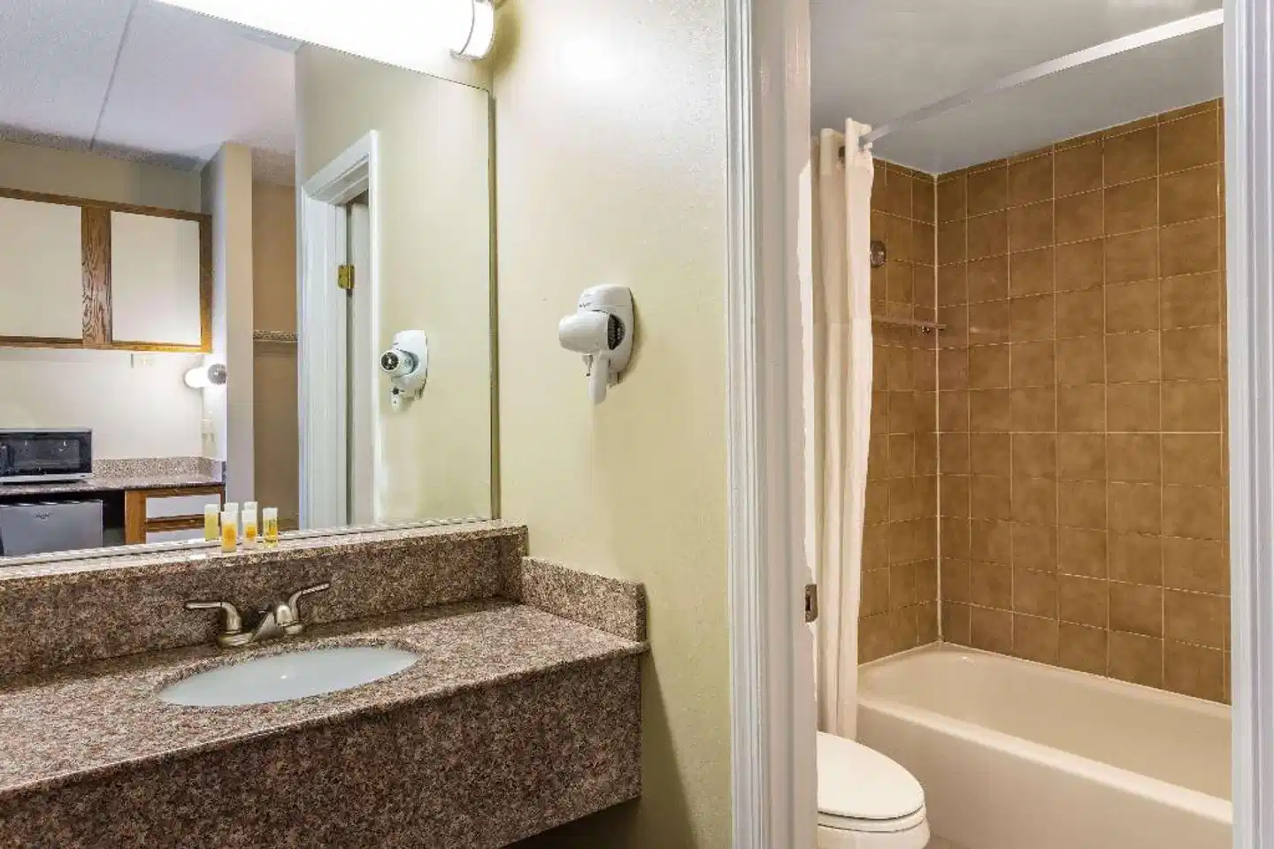Days Inn by Wyndham Virginia Beach At The Beach Badezimmer
