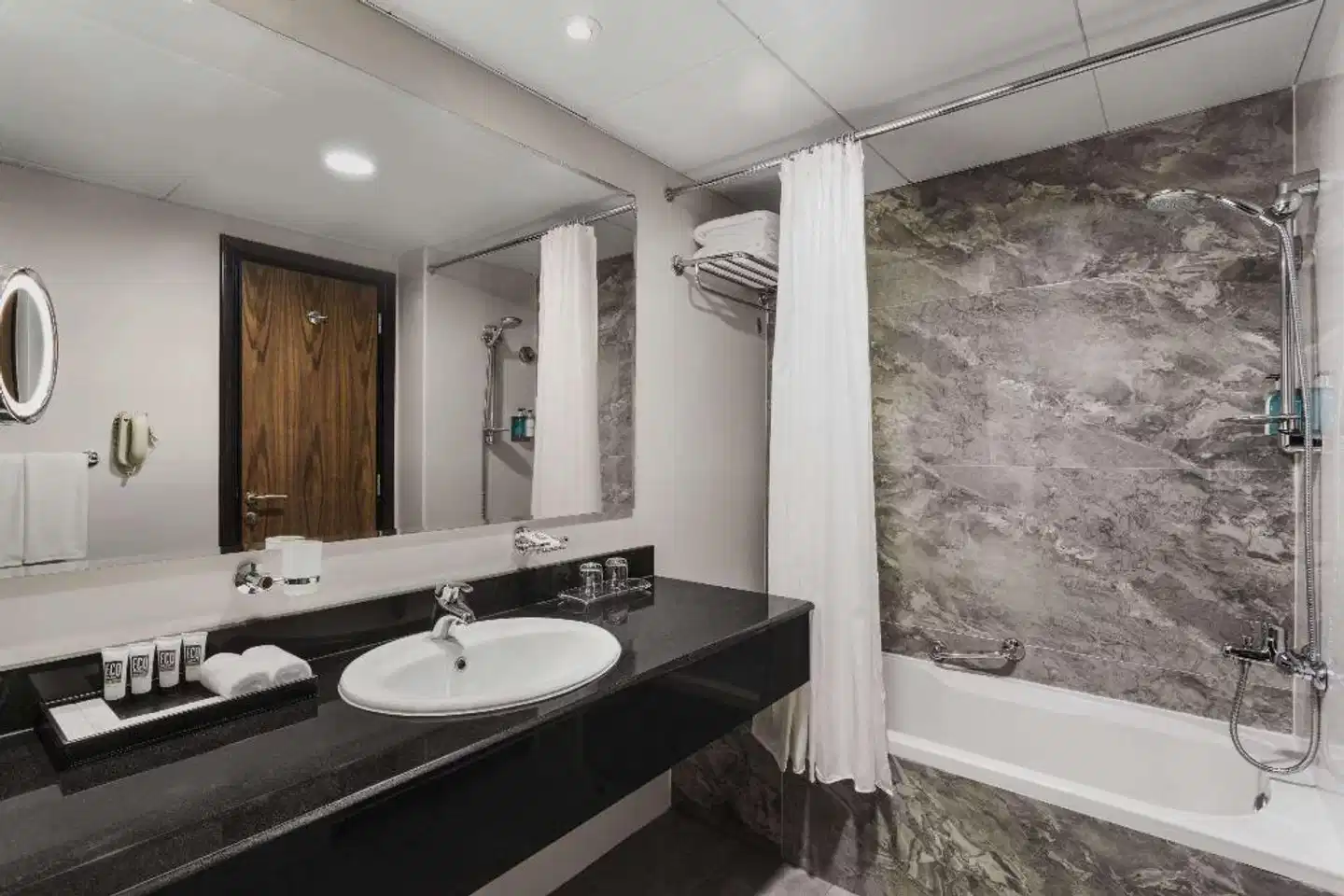 Hawthorn Suites by Wyndham Abu Dhabi City Center Badezimmer