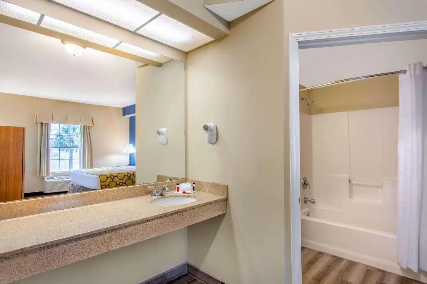 Baymont by Wyndham Jacksonville/Butler Blvd Badezimmer