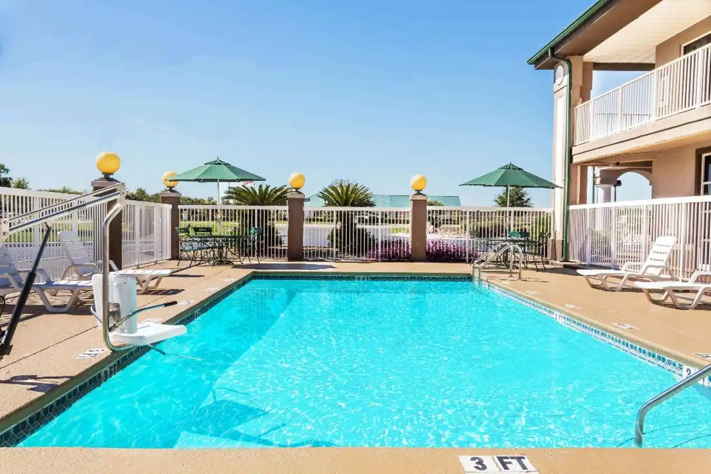 Super 8 by Wyndham Marianna Pool